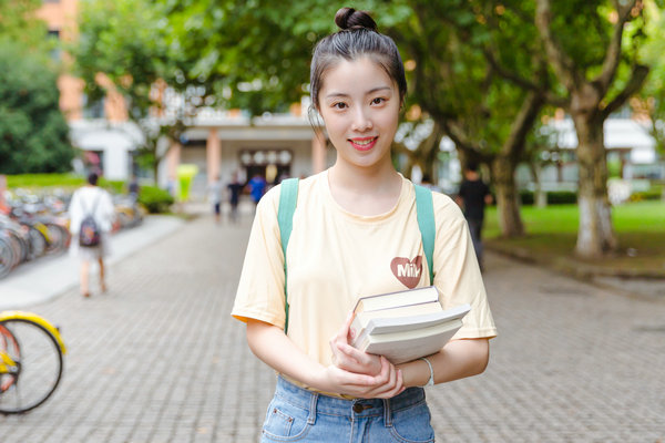 摄图网_500625605_banner_大学校园内女生抱着书本（企业商用）_副本.jpg